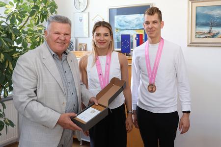 MACE SPREJEM PRI ŽUPANU 04 FOTO LJUBO VUKELIČ